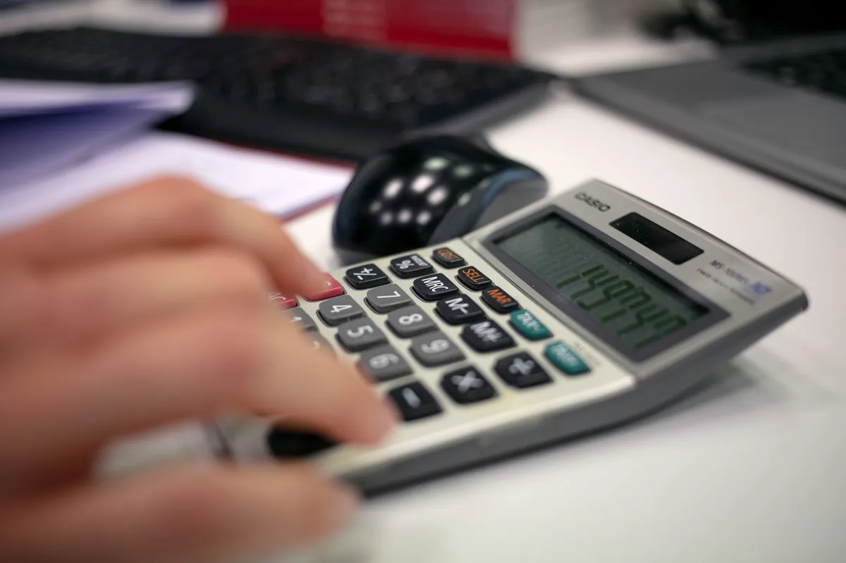 Detalle de una calculadora de escritorio usada en contabilidad