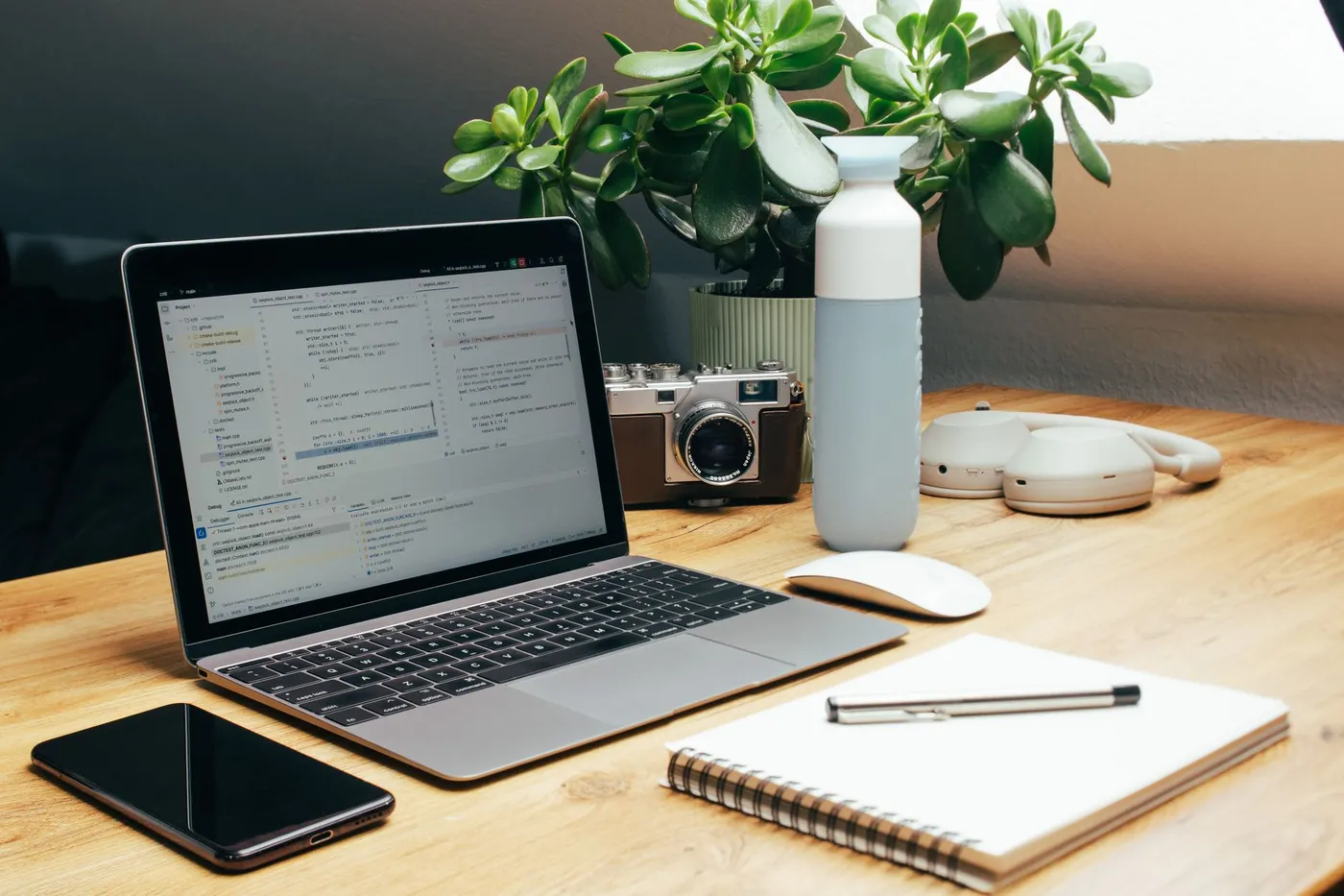 Escritorio de trabajo con laptop y cuaderno para gestión online
